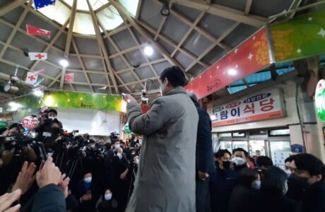 이재명 대선후보 김천 황금시장 방문 “대구·경북이 바뀌면 나라가 바뀐다!”