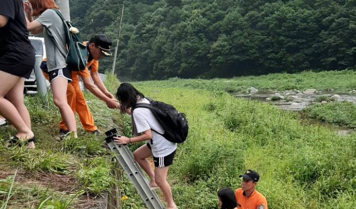 김천소방서, 폭우로 계곡에 고립된 피서객 32명 구조